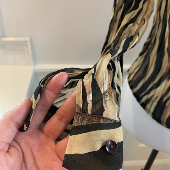 CDW Sheer pleated print blouse - Picture 6 of 9